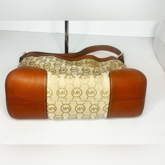 💕Authentic💕 Michael Kors Millbrook Large Shoulder Bag - Picture 5 of 9